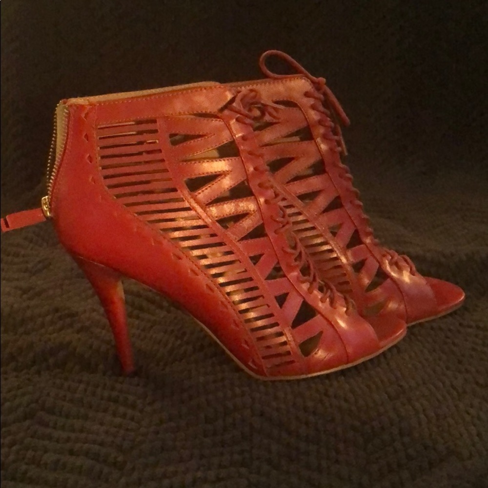 Red cut out booties - Picture 2 of 4